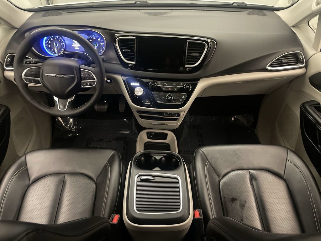Used 2024 Chrysler Pacifica Touring-L FWD image 13