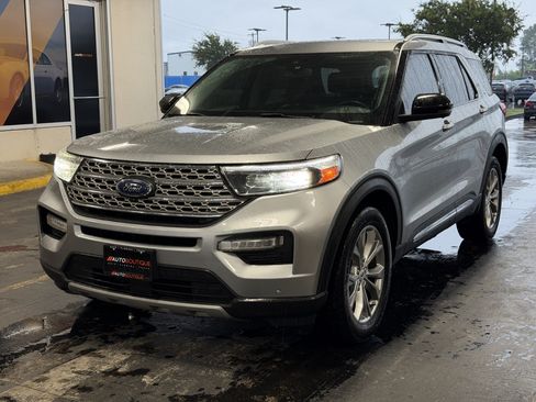 Used 2022 Ford Explorer Limited w/ Equipment Group 301A AWD/4WD image 3