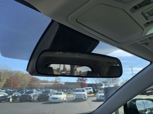 Used 2022 Toyota RAV4 XLE Premium image 27