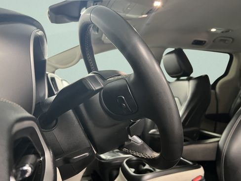 Used 2023 Chrysler Pacifica Touring-L FWD image 31