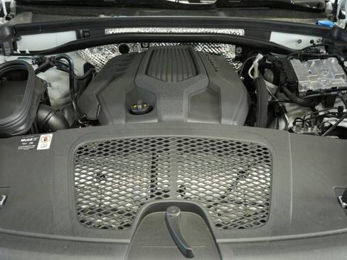 Certified 2025 Porsche Macan AWD/4WD image 30