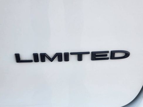 Used 2025 Chrysler Pacifica Limited FWD image 5