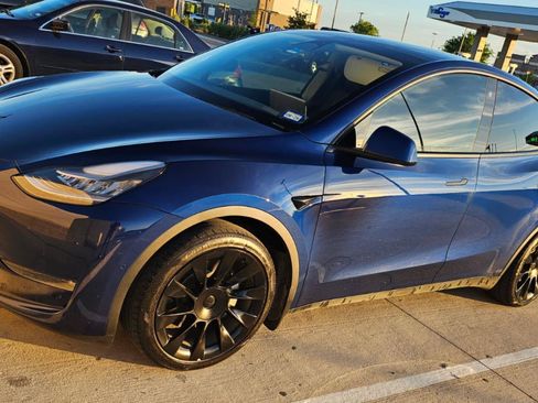 Used 2021 Tesla Model Y Long Range image 1