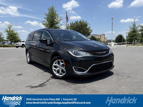 Used 2017 Chrysler Pacifica Touring Plus w/ Tire & Wheel Group FWD image 1