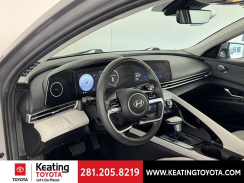 Used 2025 Hyundai Elantra Limited FWD image 13