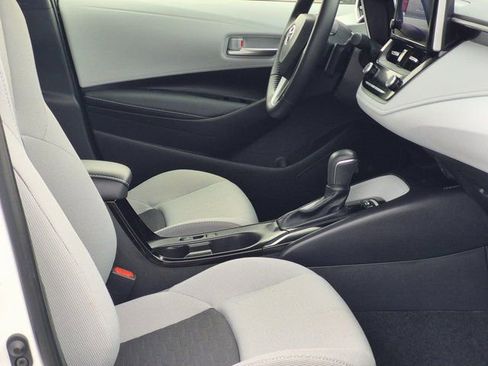 Used 2025 Toyota Corolla SE w/ SE Package image 19