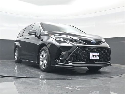 Used 2022 Toyota Sienna XSE image 60