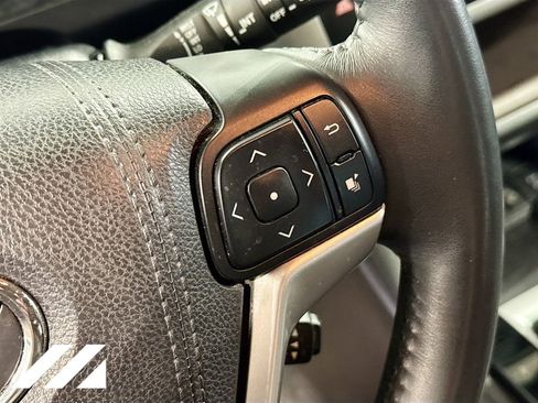 Used 2016 Toyota Highlander XLE w/ Four Season Floor Mat Package AWD/4WD image 13