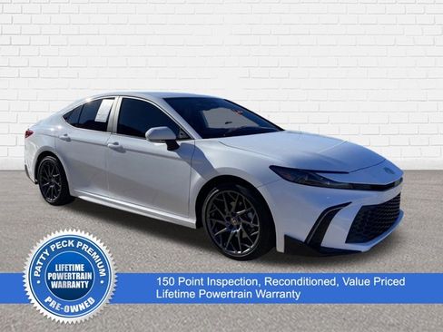 Used 2025 Toyota Camry SE image 1