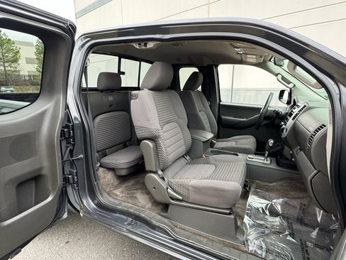 Used 2012 Nissan Frontier SV image 19