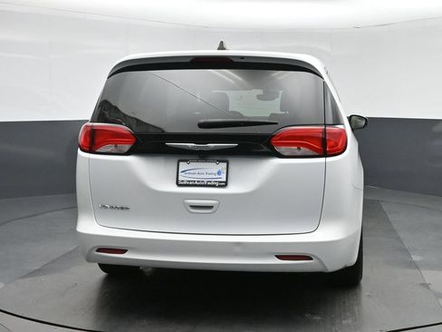 Used 2023 Chrysler Voyager LX image 6