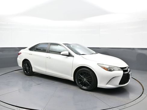 Used 2015 Toyota Camry SE image 4