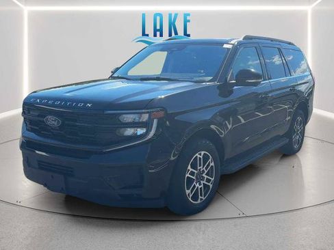 Certified 2025 Ford Expedition Active AWD/4WD image 3