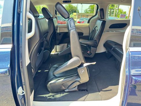 Used 2023 Chrysler Pacifica Touring-L FWD image 34