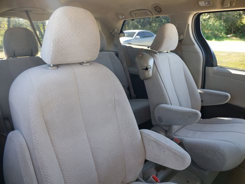 Used 2011 Toyota Sienna LE image 14