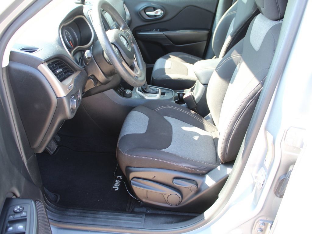 Used 2016 Jeep Cherokee Sport AWD/4WD image 9