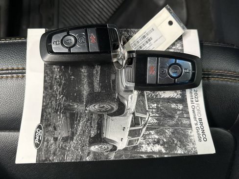 Used 2023 Ford Bronco Badlands image 41