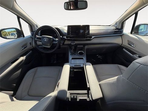 Certified 2023 Toyota Sienna Limited image 10