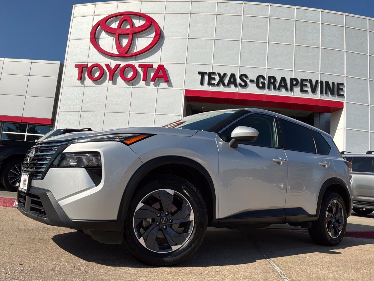 Used 2025 Nissan Rogue SV FWD image 2