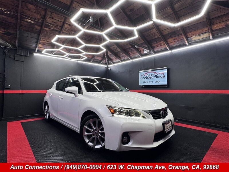 Used 2013 Lexus CT 200h w/ Premium Pkg w/Navigation FWD image 1