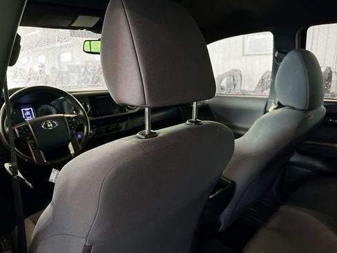 Used 2017 Toyota Tacoma TRD Sport AWD/4WD image 9