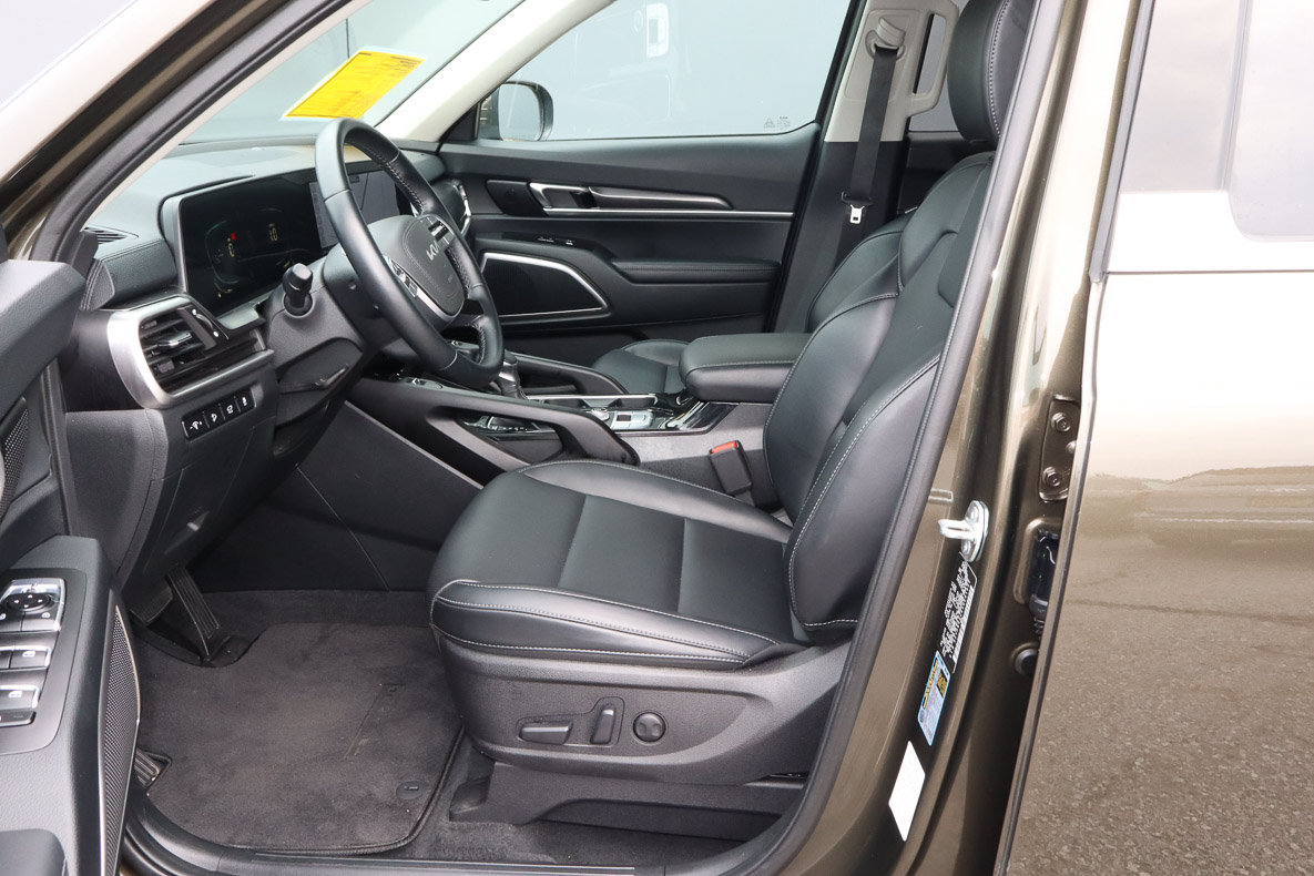 Used 2025 Kia Telluride S FWD image 7