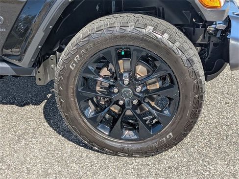 Certified 2025 Jeep Gladiator Nighthawk image 10