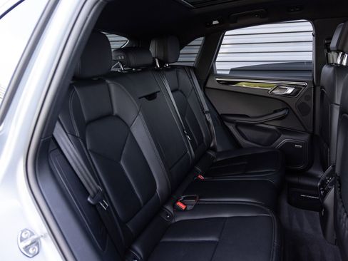 Certified 2025 Porsche Macan AWD/4WD image 30