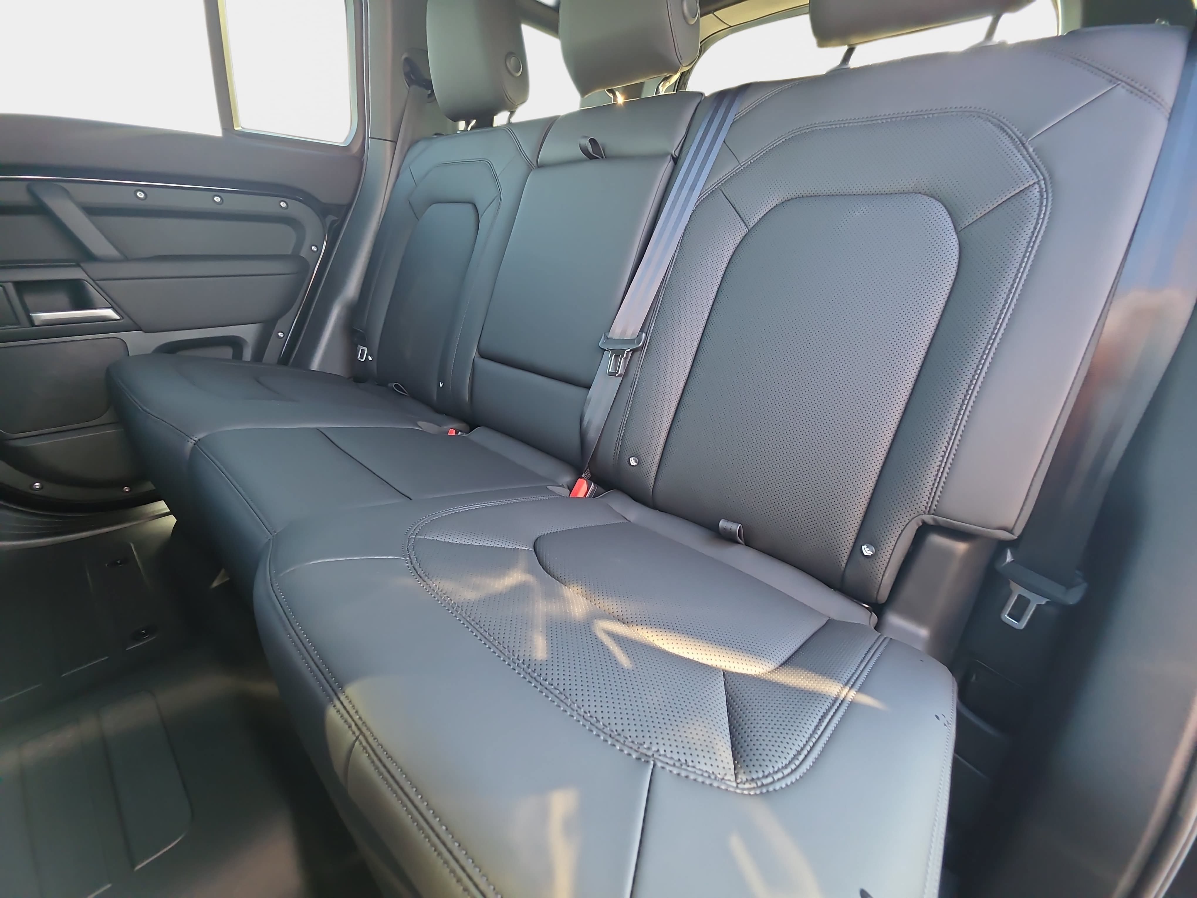 New 2026 Land Rover Defender 110 X-Dynamic SE AWD/4WD image 13