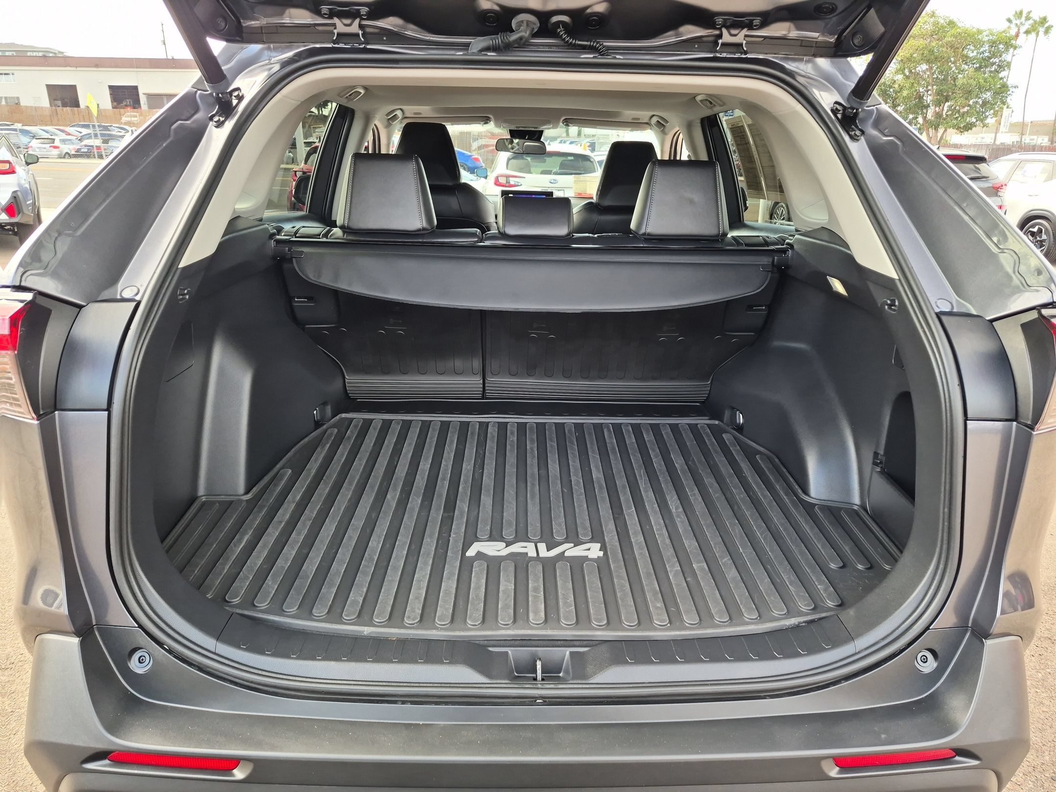 Used 2023 Toyota RAV4 XLE Premium FWD image 23