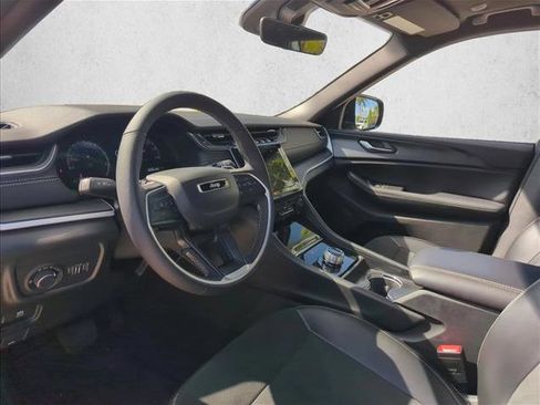 Used 2025 Jeep Grand Cherokee Altitude RWD image 5