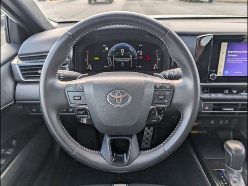 Used 2025 Toyota Camry SE FWD image 13