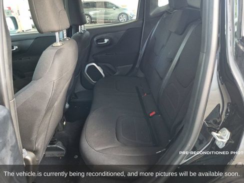 Used 2018 Jeep Renegade Latitude w/ UConnect 8.4 Nav Group FWD image 12
