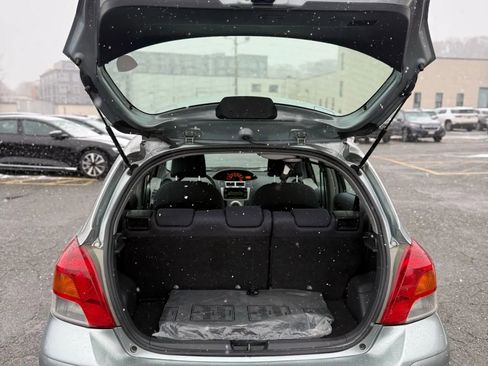 Used 2010 Toyota Yaris 4-Door Hatchback image 11