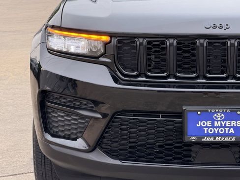 Used 2025 Jeep Grand Cherokee Altitude AWD/4WD image 5