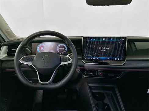 Used 2025 Volkswagen Tiguan SE image 18