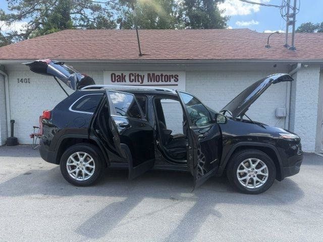 Used 2016 Jeep Cherokee Latitude w/ Cold Weather Group AWD/4WD image 10
