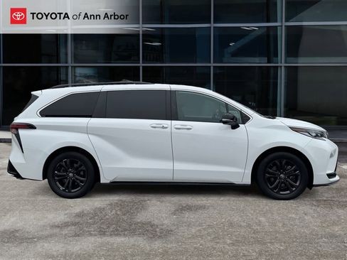 Used 2024 Toyota Sienna XSE w/ XSE Premium Package image 13