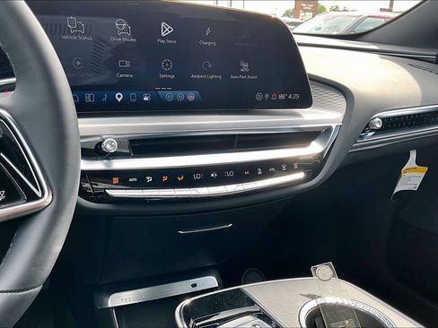 Used 2024 Cadillac Lyriq Luxury AWD/4WD image 15