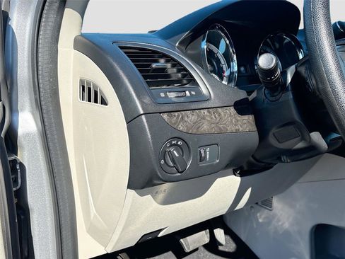 Used 2016 Dodge Grand Caravan SXT image 11