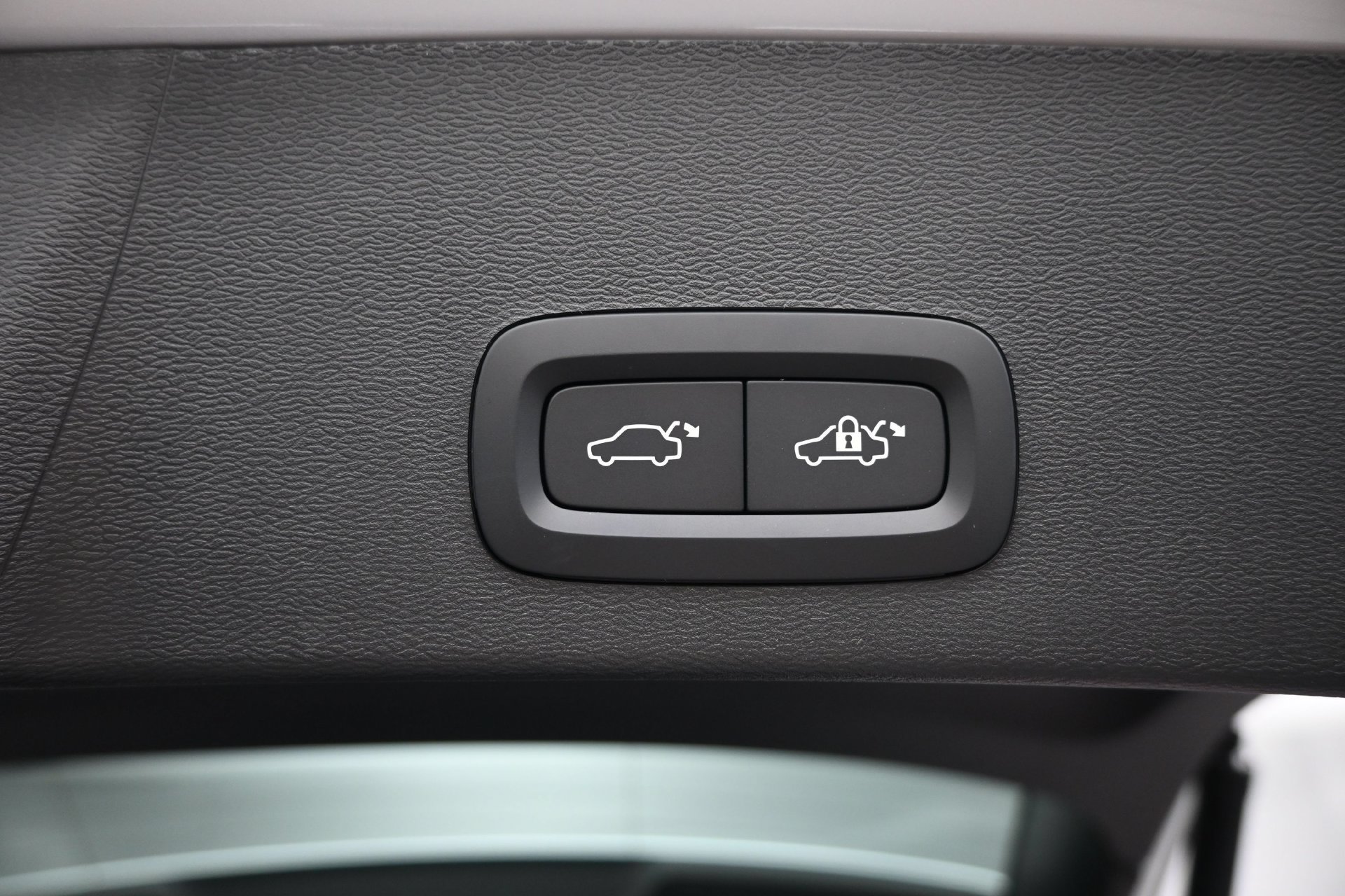 New 2026 Volvo XC40 B4 Plus w/ Protection Package Premier FWD image 30
