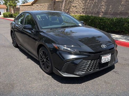 Used 2025 Toyota Camry SE FWD image 1