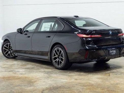 Used 2025 BMW i7 xDrive60 w/ Executive Package image 16