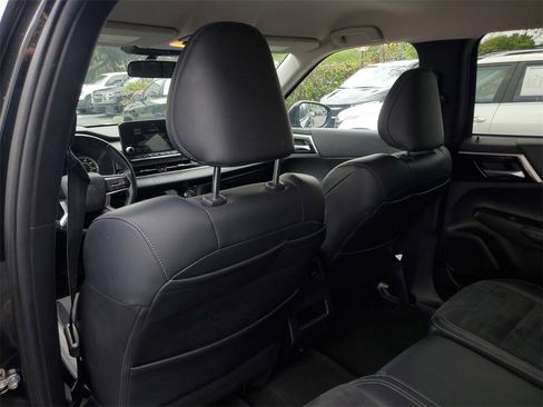 Used 2024 Mitsubishi Outlander SE image 16