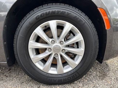 Used 2017 Chrysler Pacifica Touring-L FWD image 28