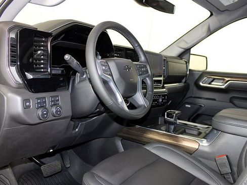 Used 2025 Chevrolet Silverado 1500 LT Trail Boss w/ LT Trail Boss Premium Package AWD/4WD image 4