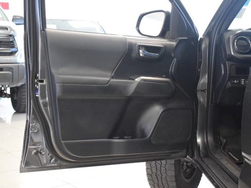 Used 2019 Toyota Tacoma TRD Sport w/ Technology Package image 33