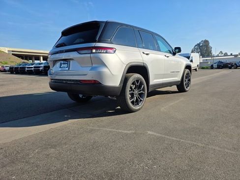 New 2025 Jeep Grand Cherokee Limited image 7