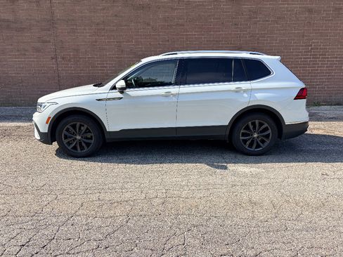 Used 2022 Volkswagen Tiguan SE w/ Panoramic Sunroof Package FWD image 2