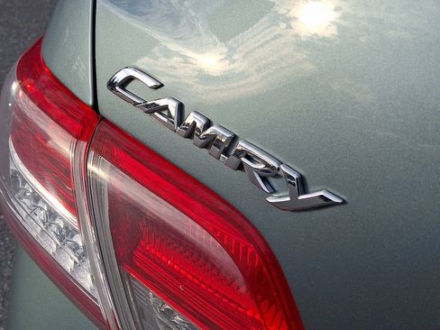 Used 2011 Toyota Camry LE image 29